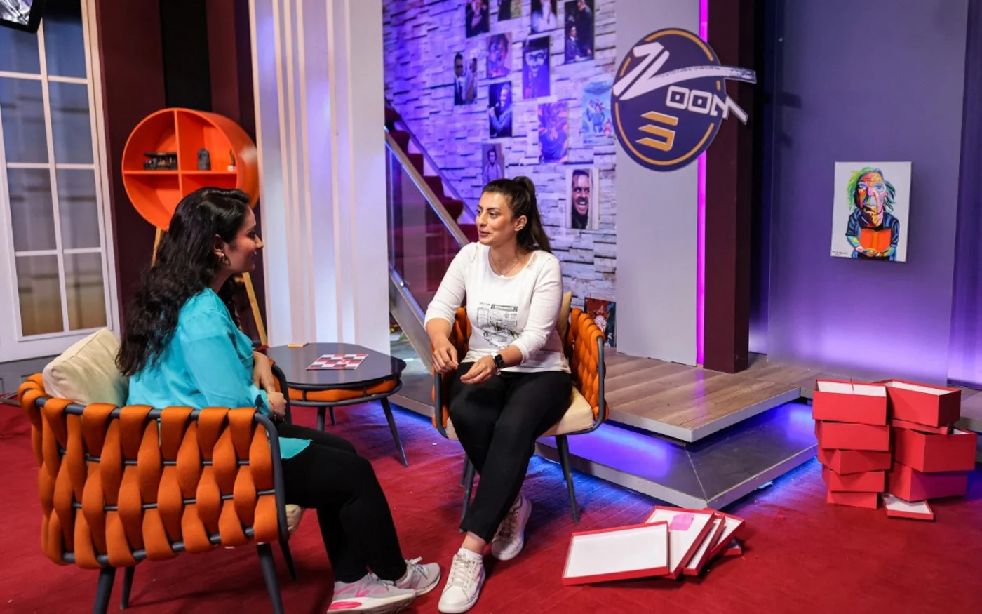 Mariam Ashur (G) et Mariam Albert, présentatrices d’une émission télévisée diffusée sur la chaîne de télévision Al-Syriania, sont assises ensemble dans un studio à Bagdad, le 7 mai 2023 (AFP/Ahmad al-Rubaye)