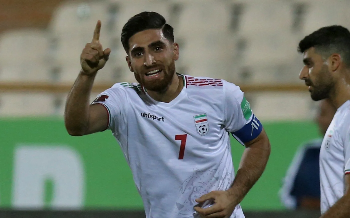 L’ailier iranien Alireza Jahanbakhsh (au centre) célèbre son but égalisateur face à la Corée du Sud d’un match d’éliminatoires de la zone Asie pour la Coupe du monde 2022 au Qatar, le 12 octobre 2021 (AFP)