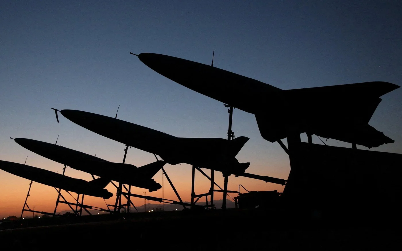 Vue de drones iraniens lors d’un exercice militaire dans un lieu non divulgué en Iran, en août (Reuters)