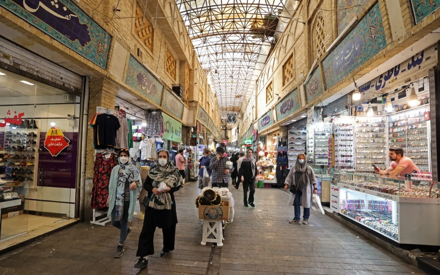 Des femmes iraniennes font leurs courses au bazar traditionnel de Tajrish dans la capitale Téhéran le 2 octobre 2022 (AFP/Atta Kenare)
