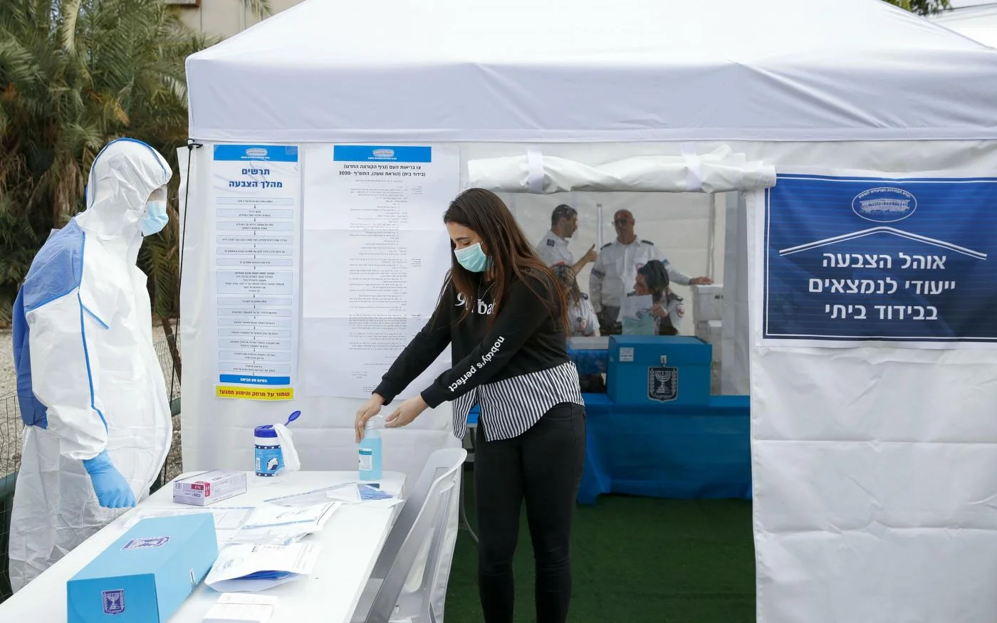 Un bureau de vote en Israël lors de l’élection législative du 2 mars en pleine crise de coronavirus (AFP)