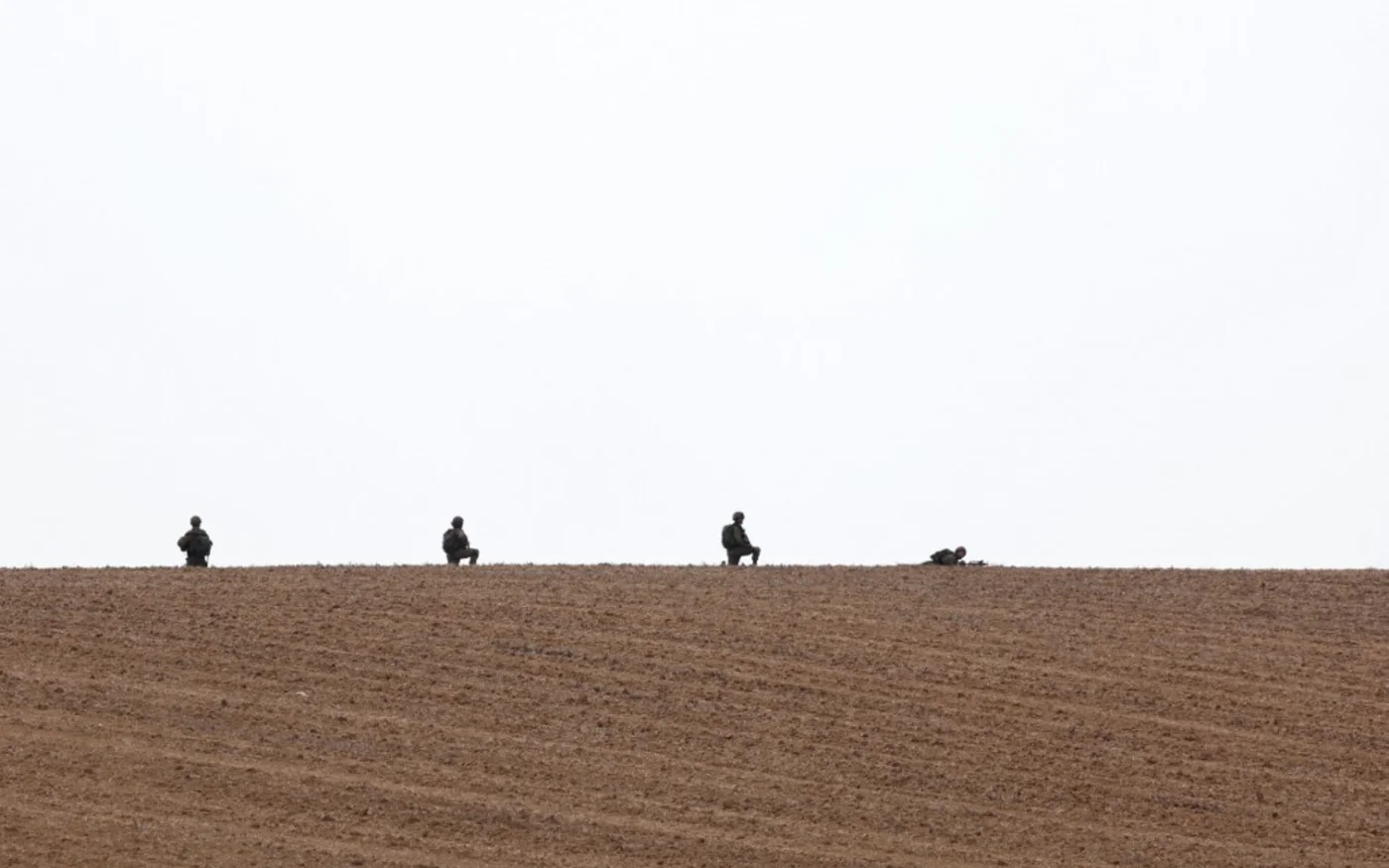 Les troupes israéliennes prennent position à la frontière avec Gaza, le 9 octobre 2023 (AFP/Jack Guez)