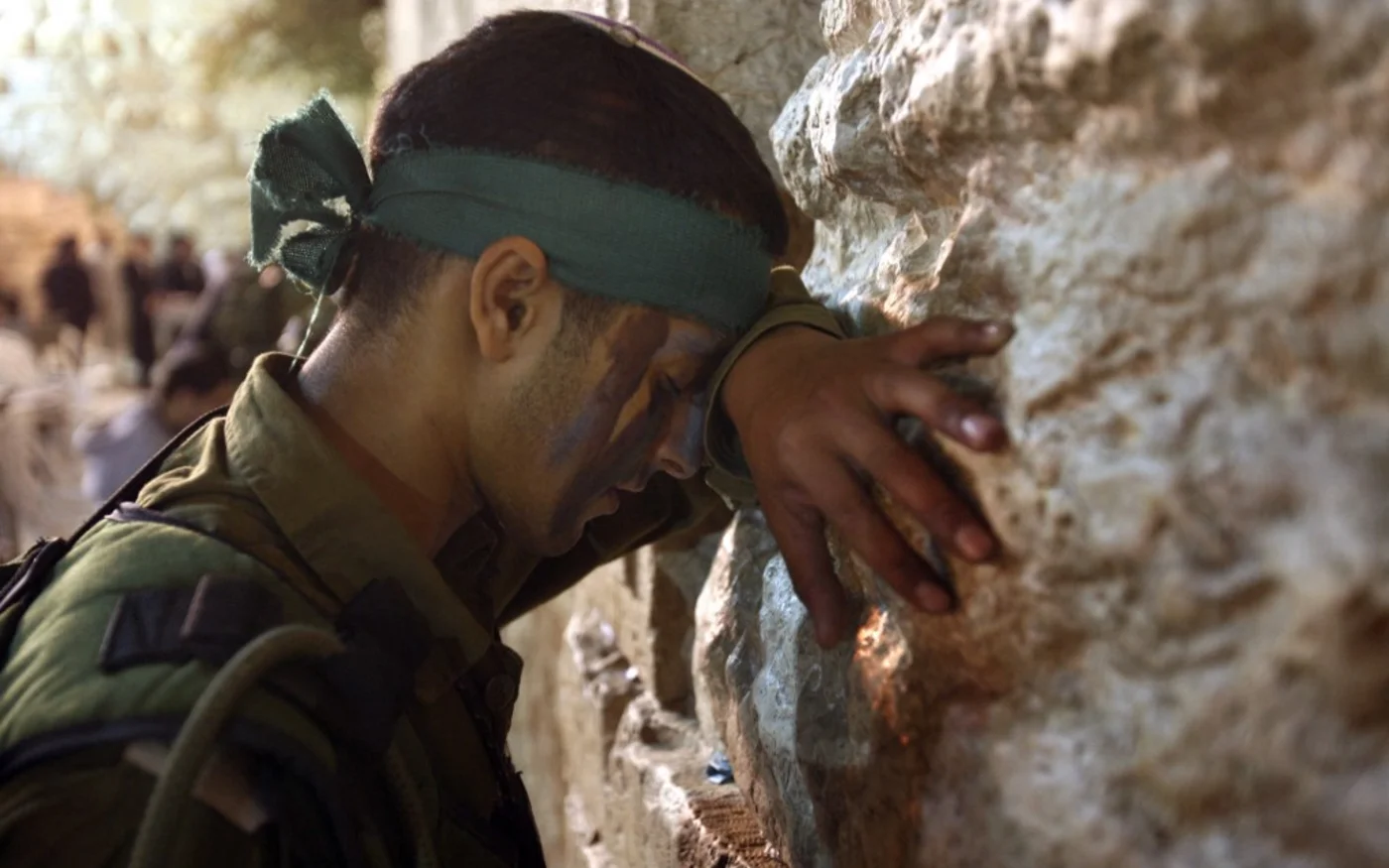 Un soldat israélien de Netzah Yehuda, avec du maquillage de camouflage sur le visage, prie au mur des Lamentations, dans la vieille ville de Jérusalem, le 12 octobre 2007 (Menahem Kahana/AFP)