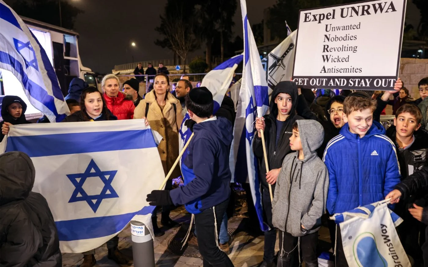 Des militants israéliens de droite manifestent pour demander la fermeture des bureaux de l’UNRWA à Jérusalem, le 5 février 2024 (AFP/Ahmed Gharabli)