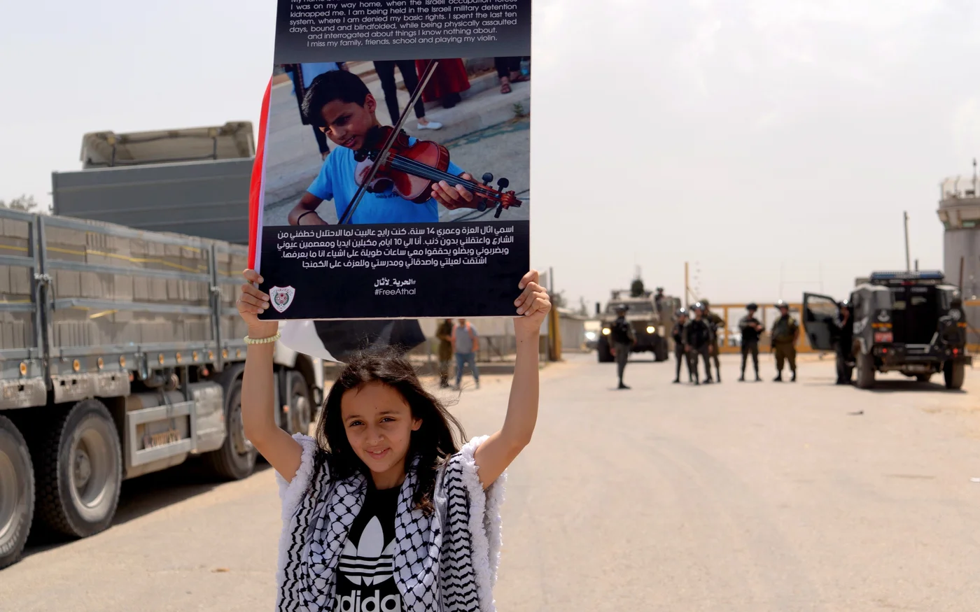 Les camarades de classe et les amis d’Athal manifestent pour sa libération devant la prison d’Ofer à Ramallah, le 26 avril 2022 (MEE/Amjad Khawaja)