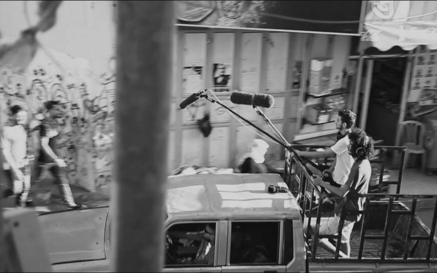 Ambiance est filmé en noir et blanc et intègre les sons naturels du camp de réfugiés de Dheisheh (avec l’aimable autorisation de Wisam al-Jafari)