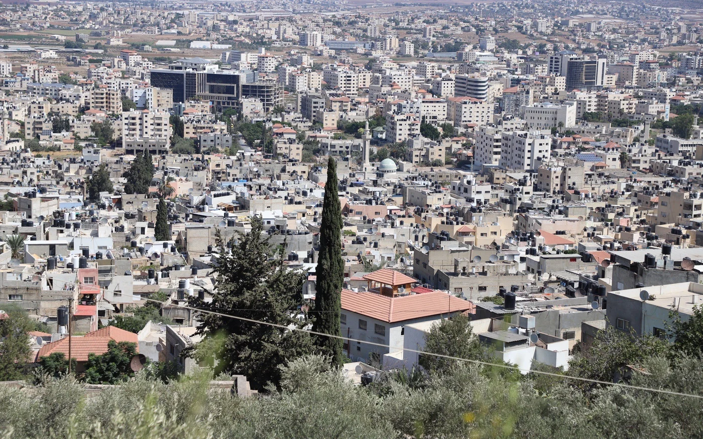 Vue actuelle de la ville de Jénine, depuis le camp de Jénine (MEE/Mohammad Ateeq)