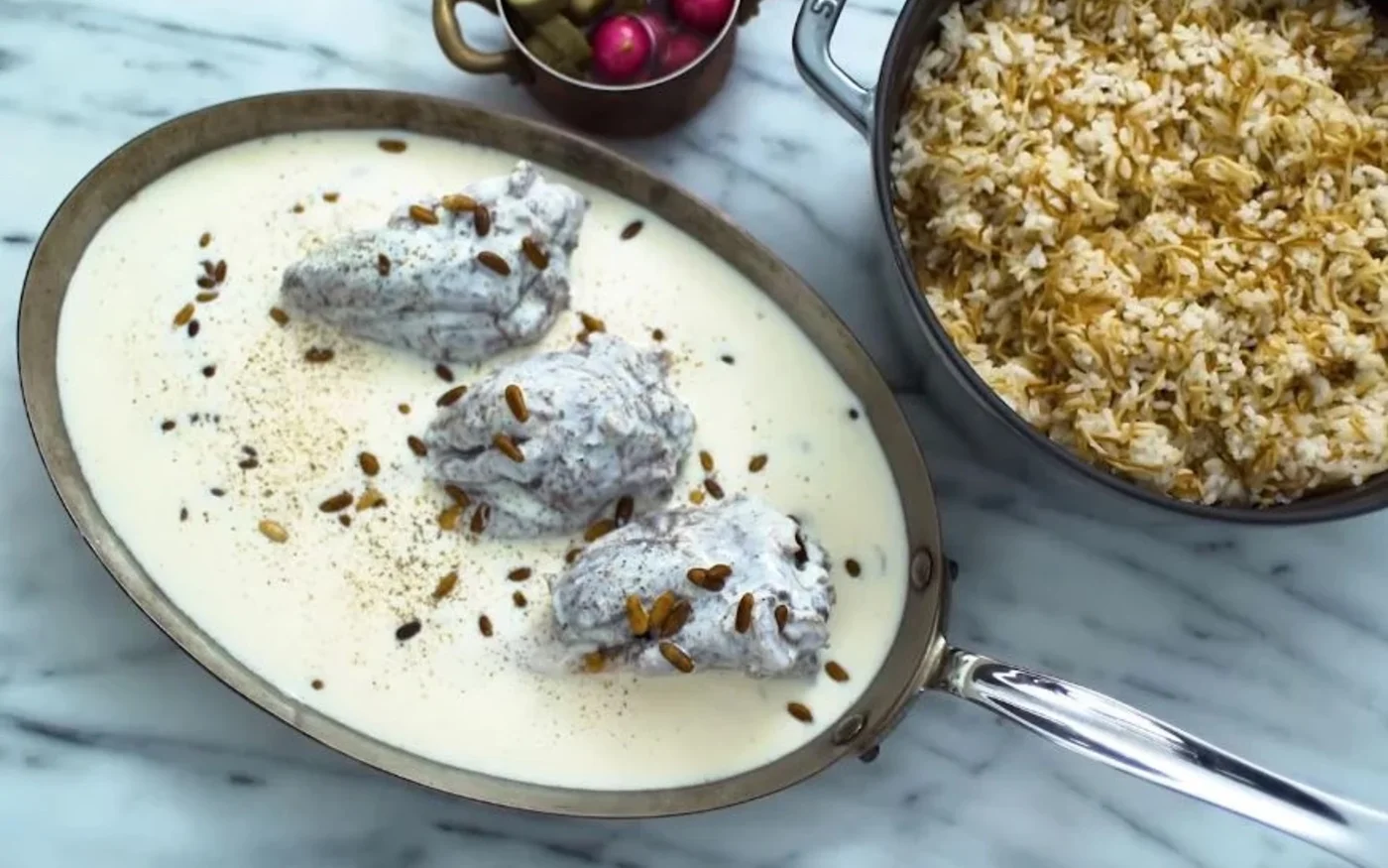 Réchauffez très lentement le yaourt pour qu’il ne se délite pas (Dalia’s kitchen/Youtube)