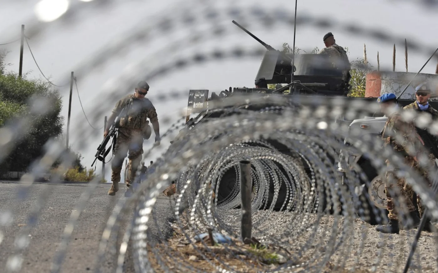 Un véhicule de la force des Nations-unies chargée du maintien de la paix au Liban (FINUL) est stationné le long de la route principale près de la ville de Naqoura, dans le sud du Liban, près de la frontière avec Israël, le 27 octobre 2022 (AFP/Mahmoud Zayyat)