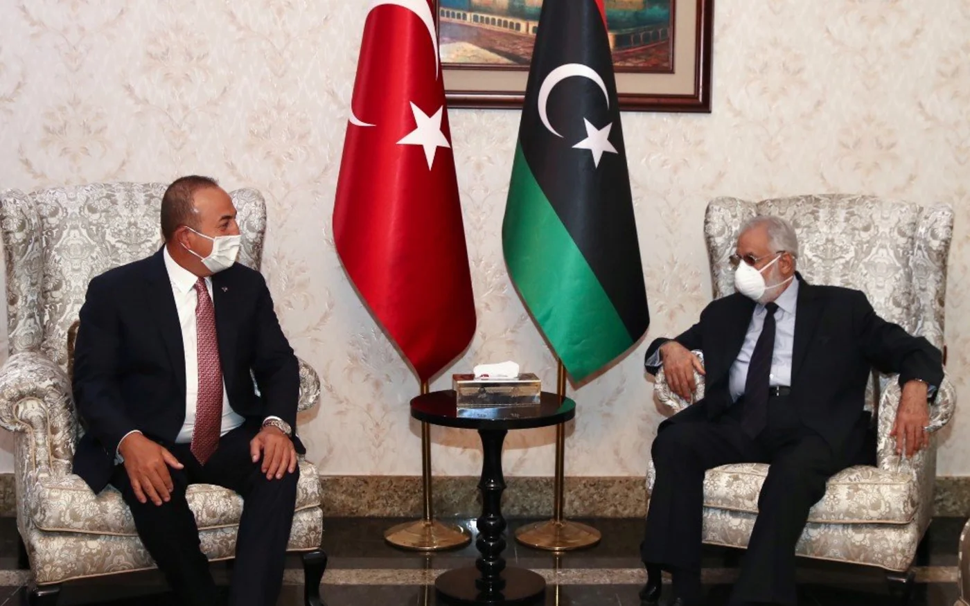 Le ministre turc des Affaires étrangères Mevlüt Çavuşoğlu rencontre le ministre libyen des Affaires étrangères Mohamed Taha Siala, le 17&nbsp;juin à Tripoli (AFP)