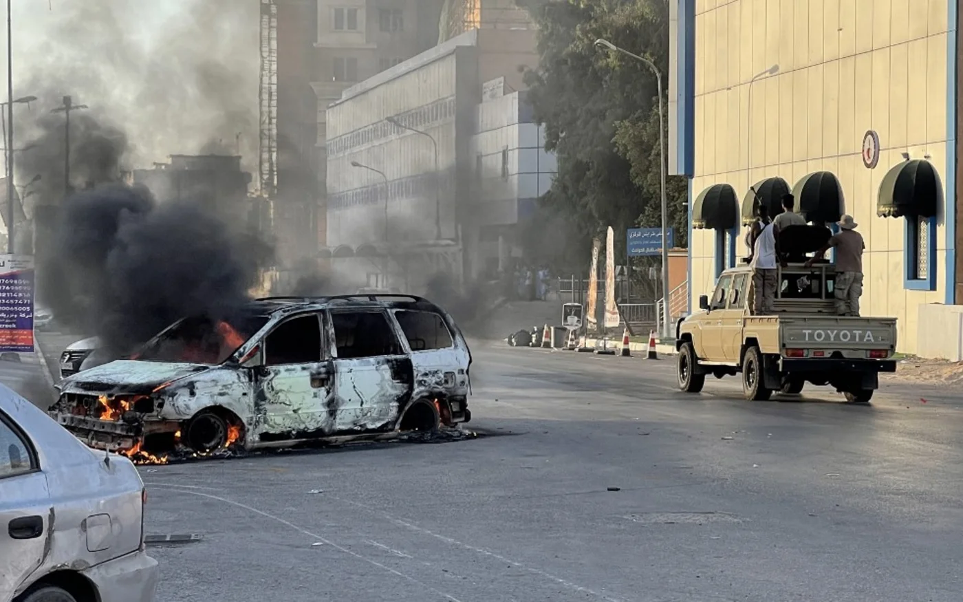 Des combattants fidèles au gouvernement d’union libyen photographiés à Tripoli après des affrontements entre groupes rivaux, le 27 août 2022 (AFP)