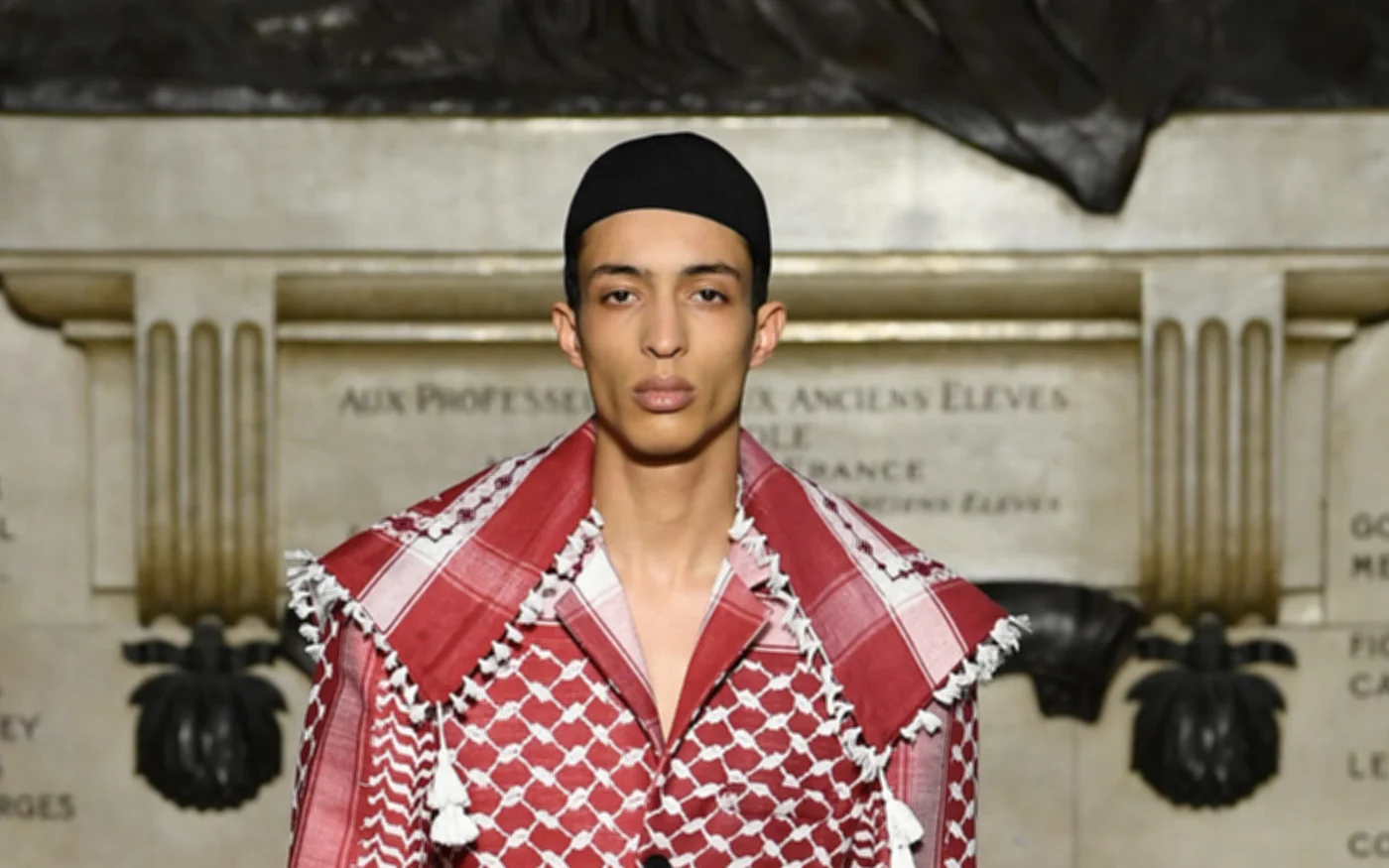 Tenue inspirée du keffieh palestinien, lors du défilé GmbH à Paris, le 21 janvier 2024 (Photo fournie)