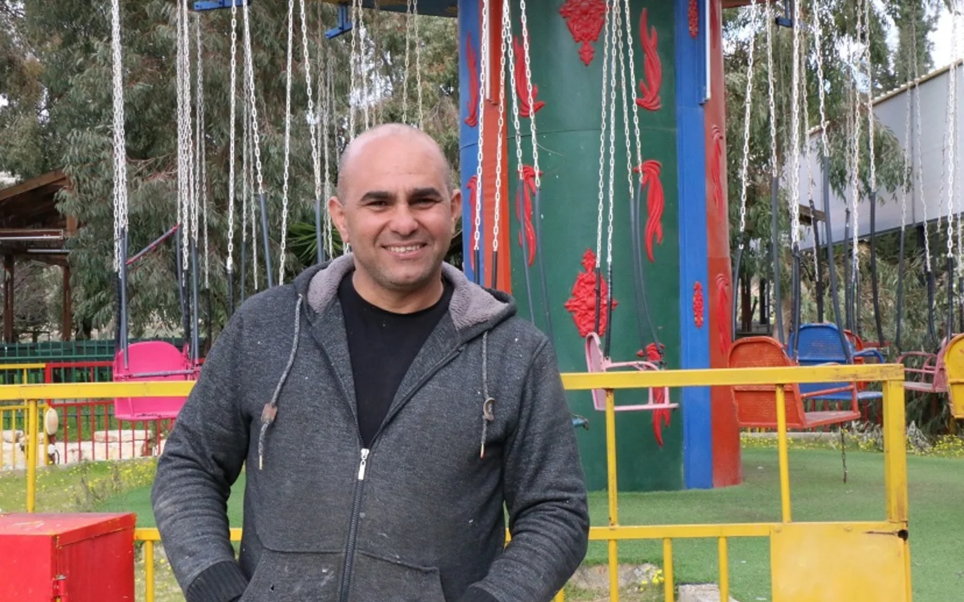 « En perdant cette piscine, je vais perdre 40 % des revenus de mon entreprise », indique Ashraf Odeh, propriétaire d’un parc d’attractions (MEE/Akram al-Waara)