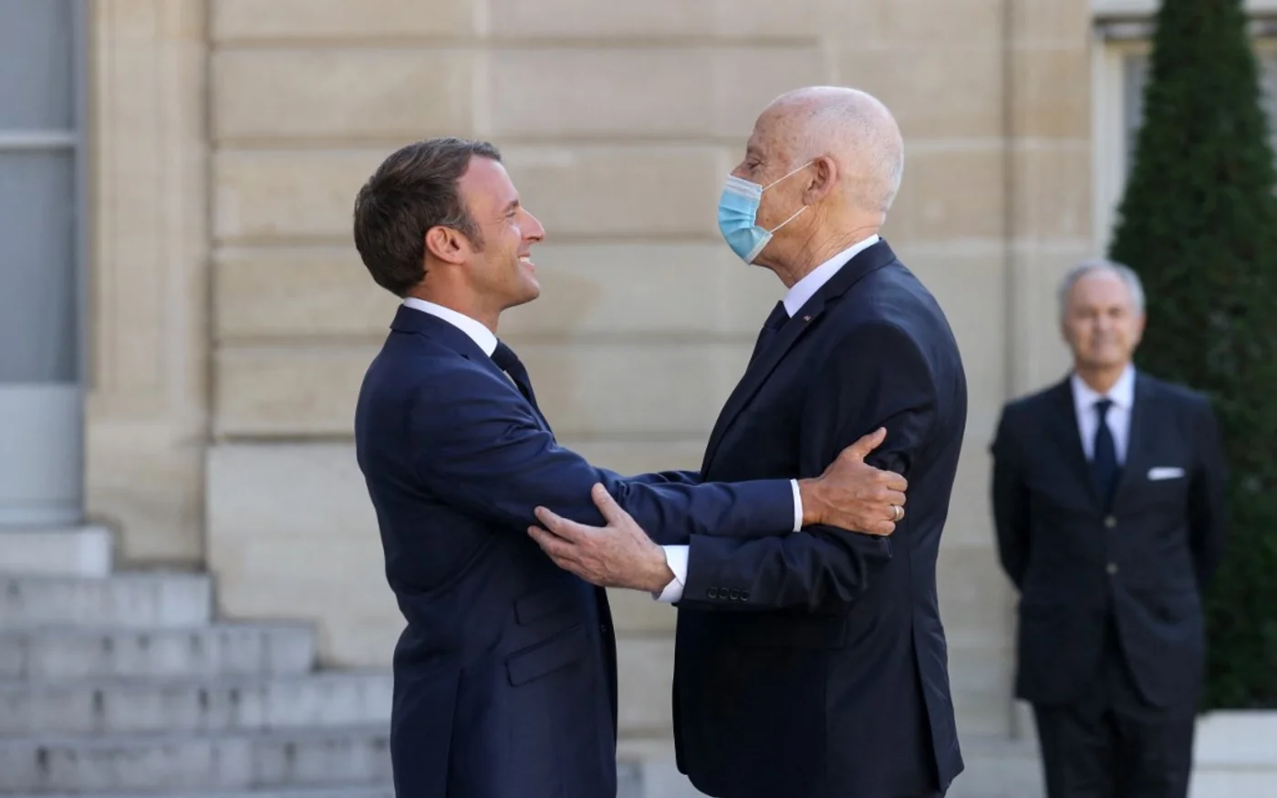 Emmanuel Macron accueille son homologue Kais Saied à l’Élysée le 22 juin 2020 (AFP/Ludovic Marin)