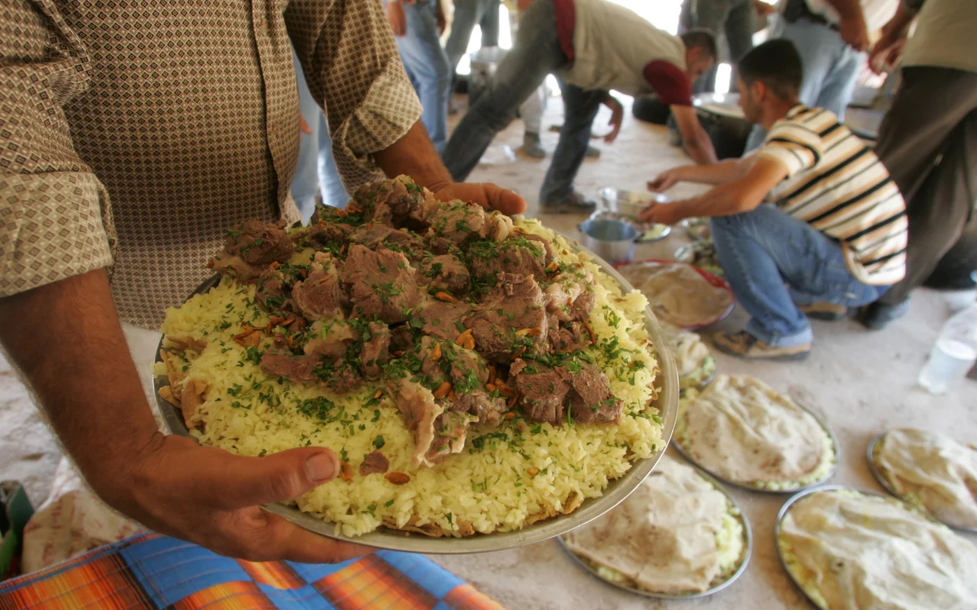 Le mansaf est partagé entre amis, membres de la famille et invités lors d’occasions spéciales (Reuters)