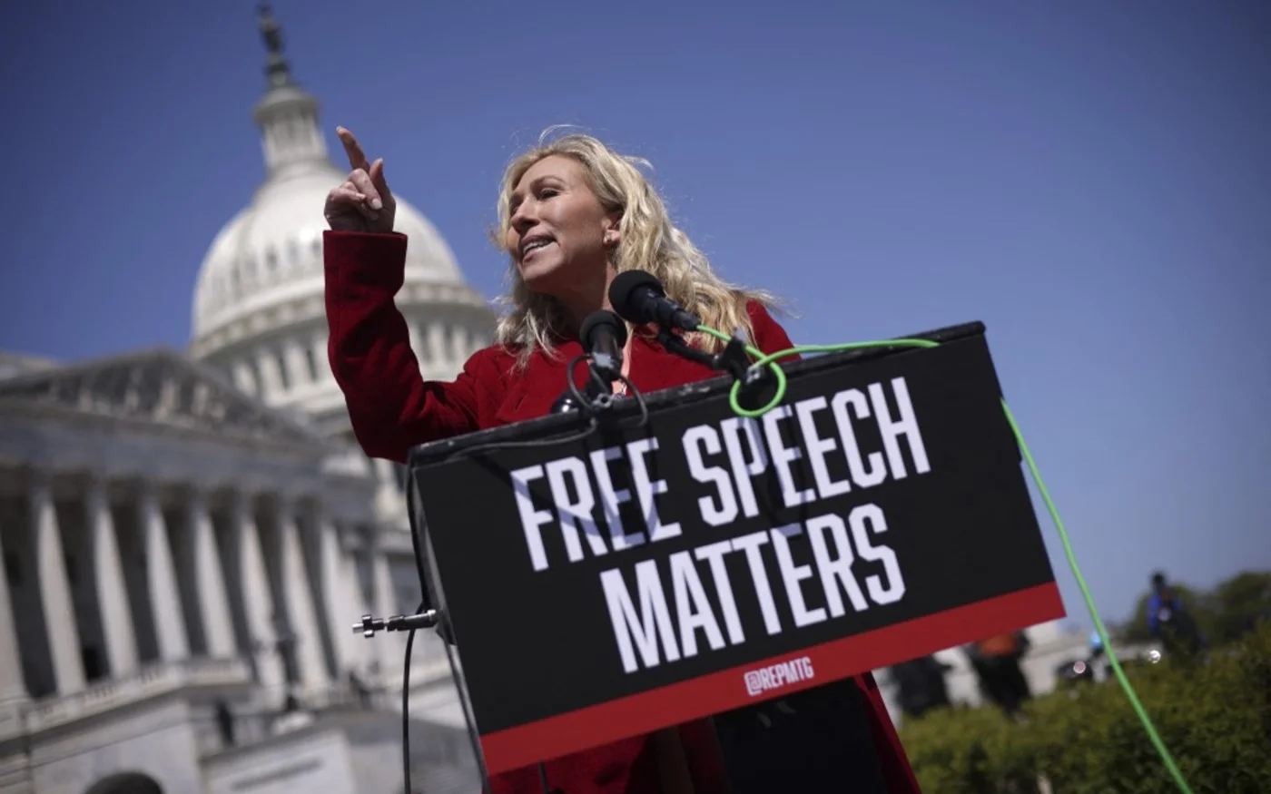 Marjorie Taylor Greene, membre d’extrême droite de la Chambre des représentants américaine, s’exprime sur le rachat de Twitter par Elon Musk lors d’une conférence de presse à Washington, le 28 avril 2022 (AFP)