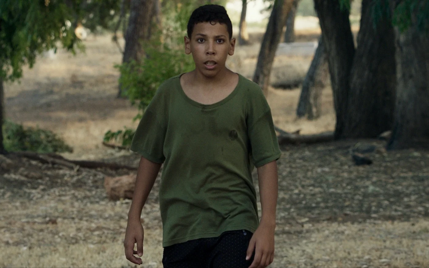 Certains sketches de Murs effondrés mettant en scène des enfants évoquent des situations où ils côtoient les adultes comme la vie côtoie la mort (Hak Films)
