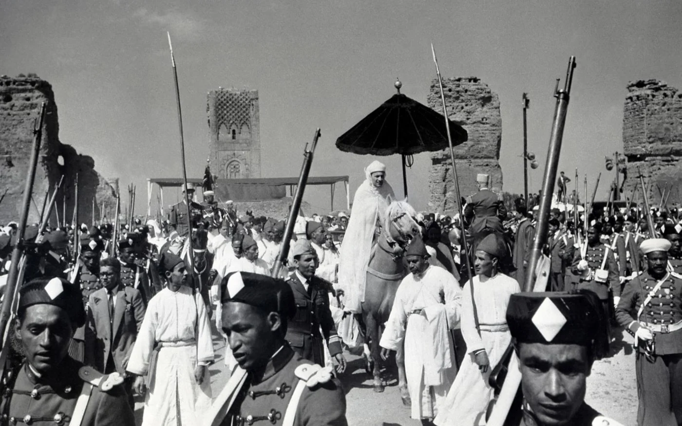 «&nbsp;Dans la culture de la cour, le sultan doit craindre la&nbsp;‘’révolte des affamés’’ plus que celle de ses opposants&nbsp;» – Aziz Chahir. Ici, Mohammed V à dos de cheval à Rabat, le 10 mars 1956 (AFP)