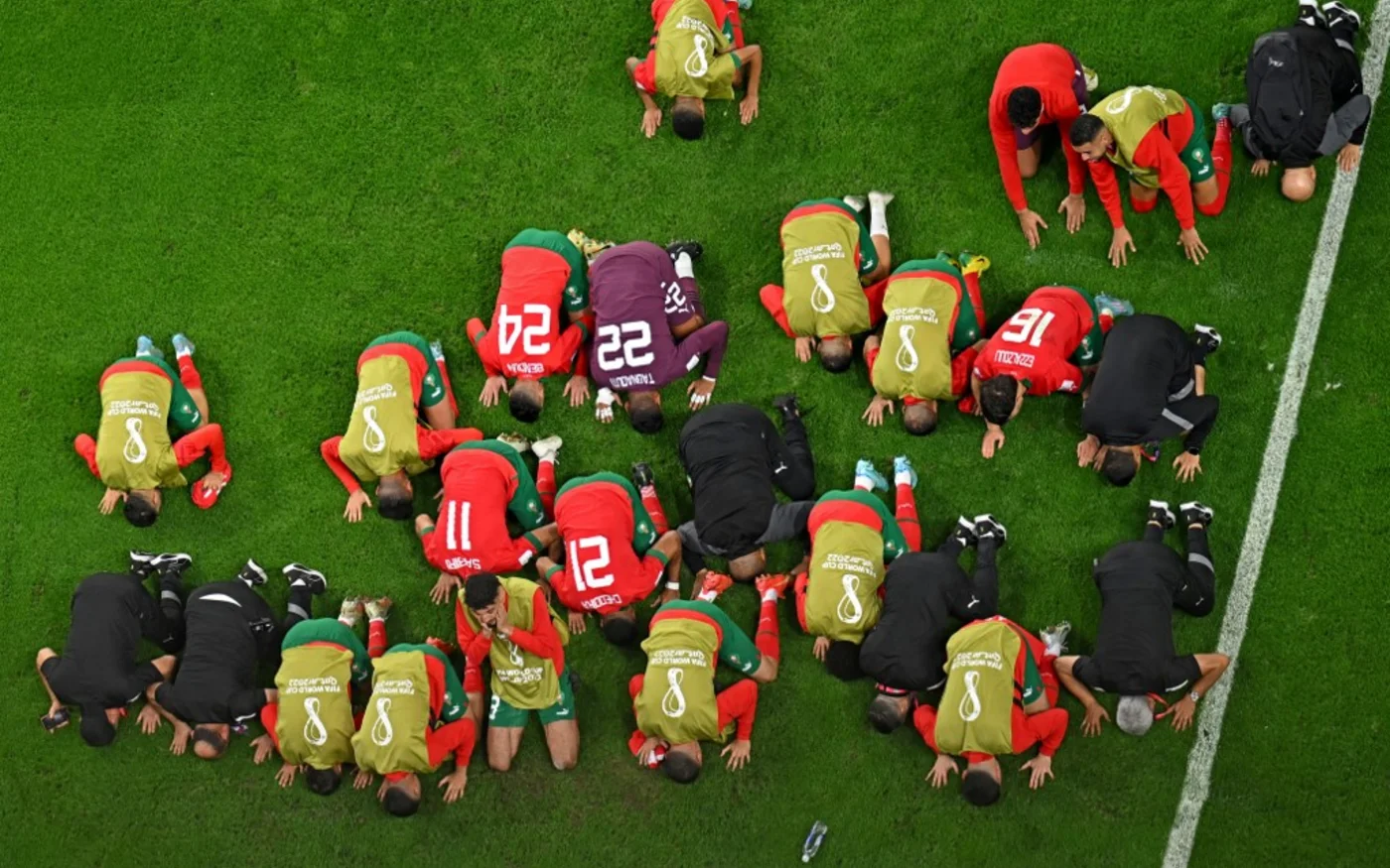 L’équipe du Maroc célèbre sa victoire contre l’Espagne lors du Mondial du Qatar, le 6 décembre 2022 (AFP/Manan Vatsyayana)