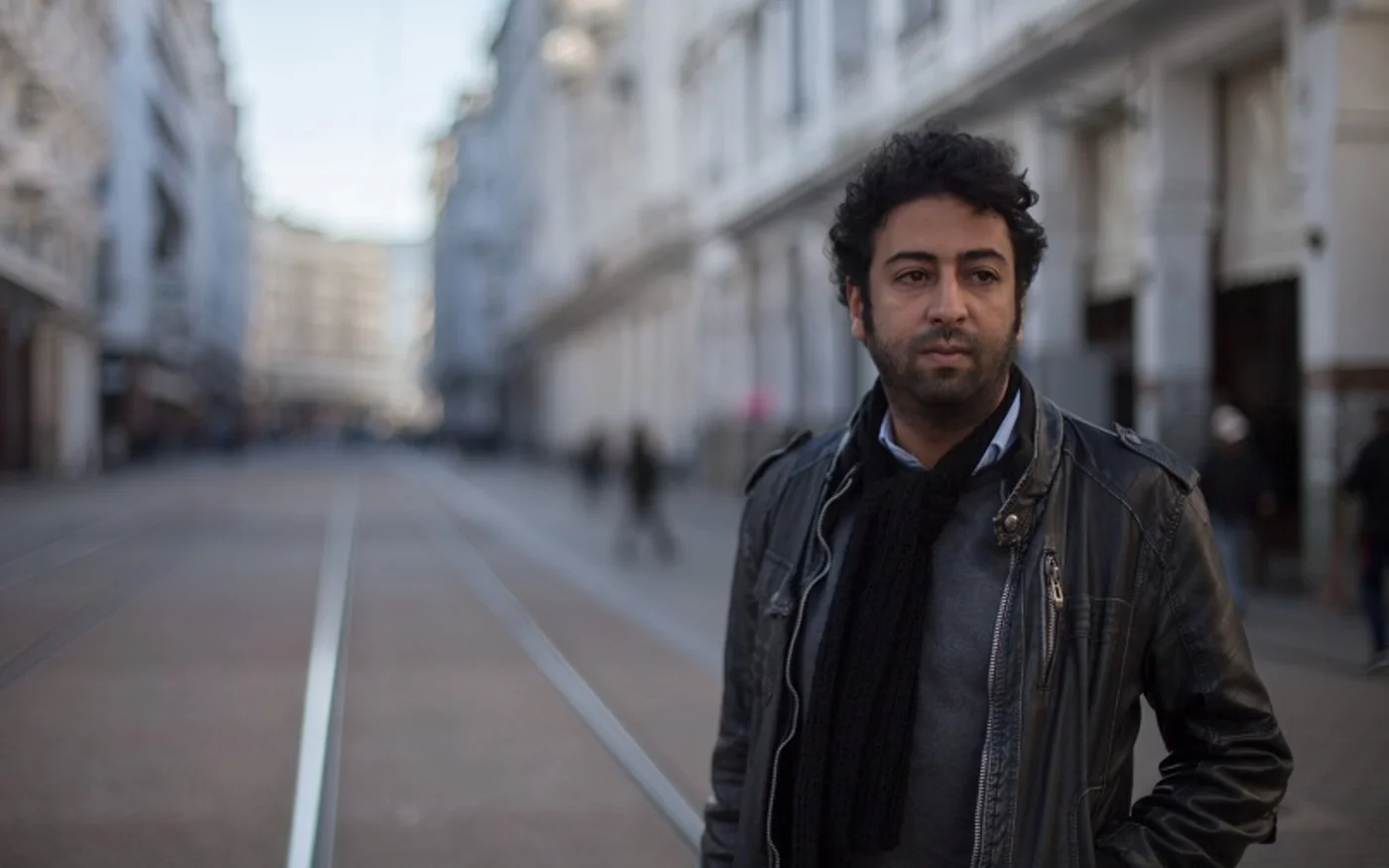 Le journaliste marocain Omar Radi a été condamné en mars 2022 à six ans de prison pour « viol » et « espionnage ». Mais le quotidien belge Le Soir, partenaire de Forbidden Stories, rappelle que les ennuis du journaliste ont commencé lorsqu’Amnesty International a révélé, en juin 2020, que le téléphone du journaliste était espionné par le logiciel espion Pegasus – alors qu’il travaillait, précisément, sur le dossier des expropriations foncières (Amnesty International)