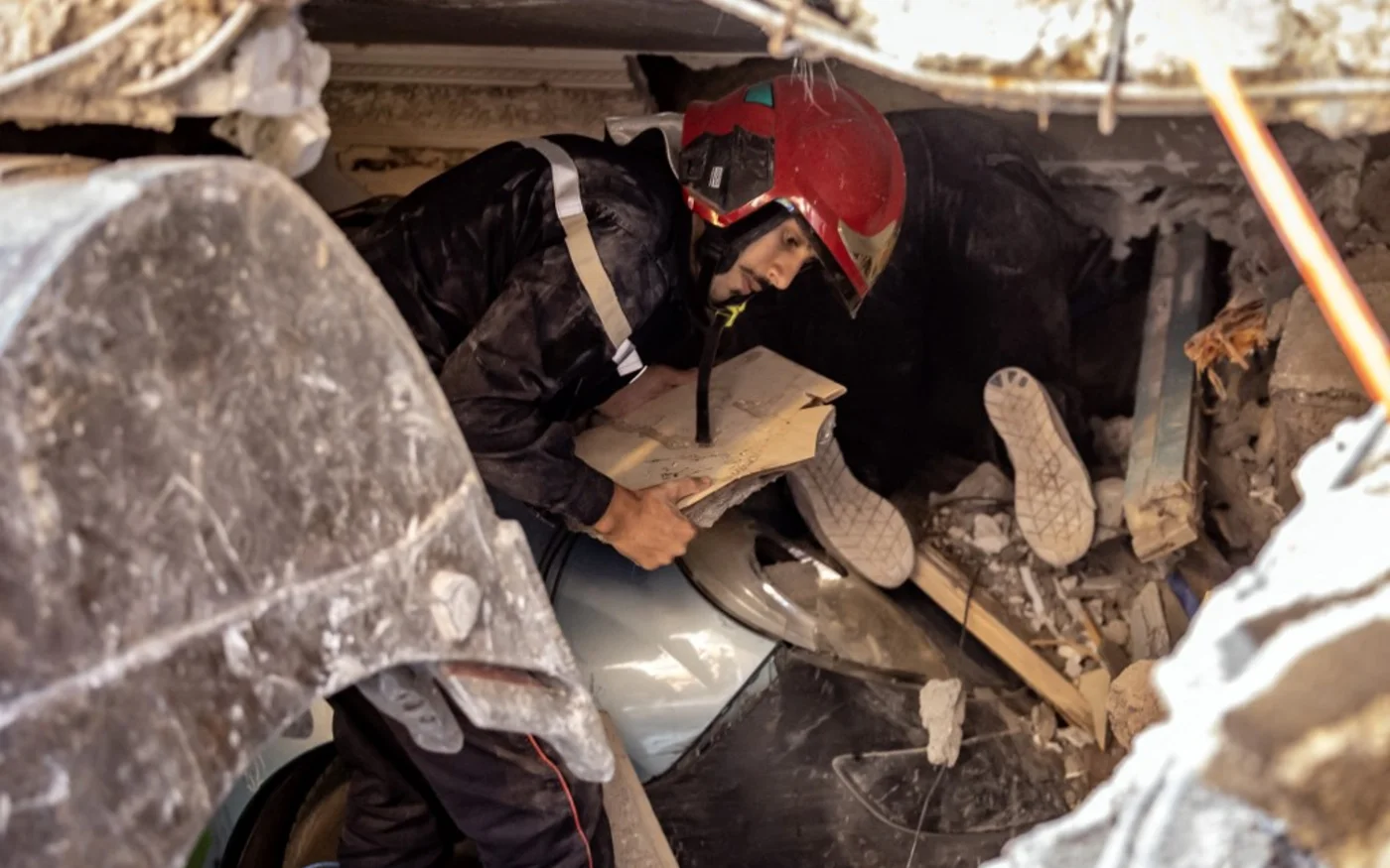 Les secouristes recherchent des survivants dans une maison effondrée de la province d'Al Haouz, le 9 septembre 2023 (AFP/Fadel Senna)