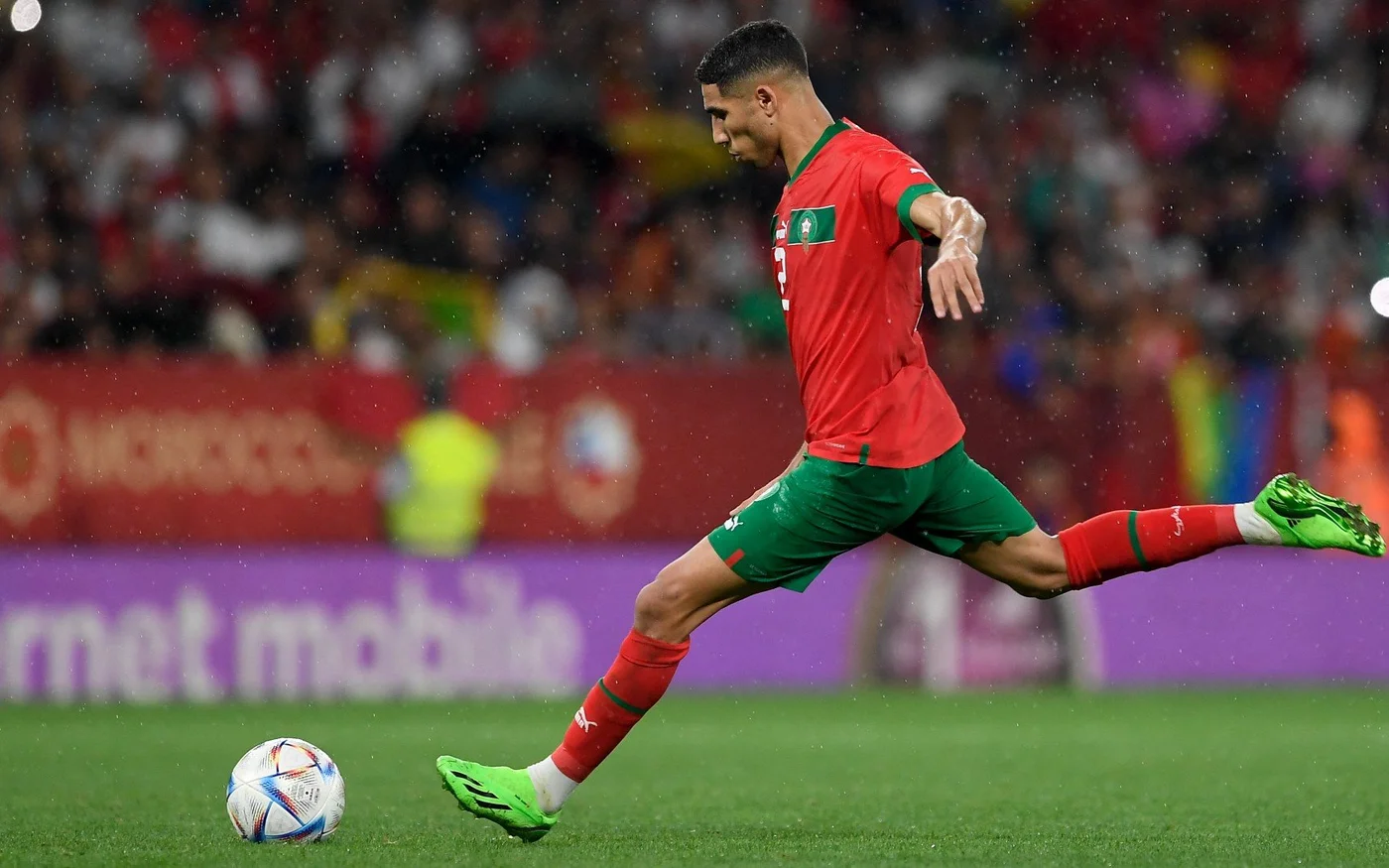 Le défenseur marocain Achraf Hakimi participe à un match amical international contre le Chili au RCDE Stadium de Cornellà de Llobregat (Espagne), le 23 septembre 2022 (AFP)Le défenseur marocain Achraf Hakimi participe à un match amical international contre le Chili au RCDE Stadium de Cornellà de Llobregat (Espagne), le 23 septembre 2022 (AFP)