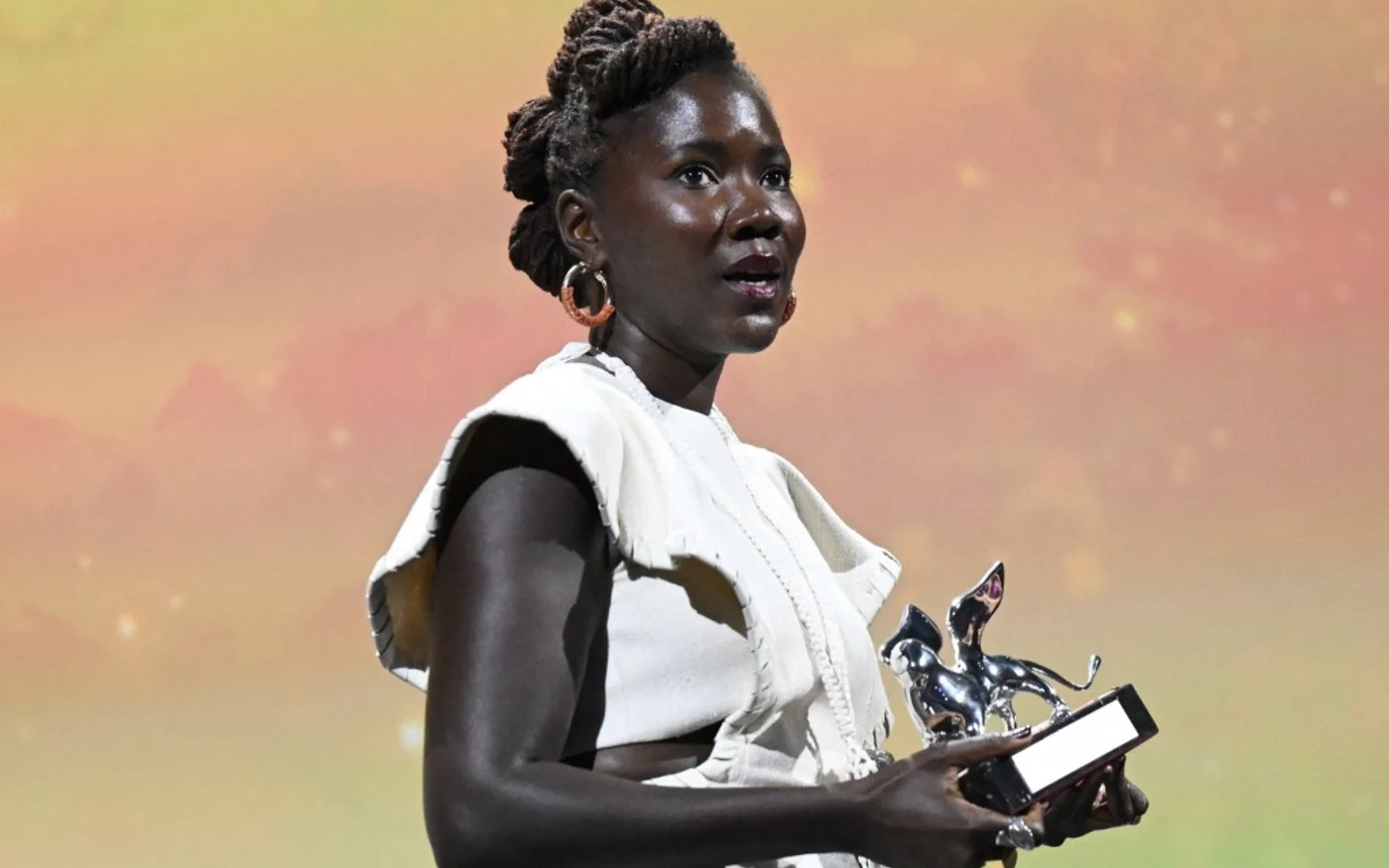 La cinéaste française Alice Diop a fait un doublé samedi à Venise en remportant le Grand Prix du Jury et le prix du premier film pour sa première fiction, Saint Omer, inspiré d’un fait divers et du procès qui a suivi (AFP/Tiziana Fabi)
