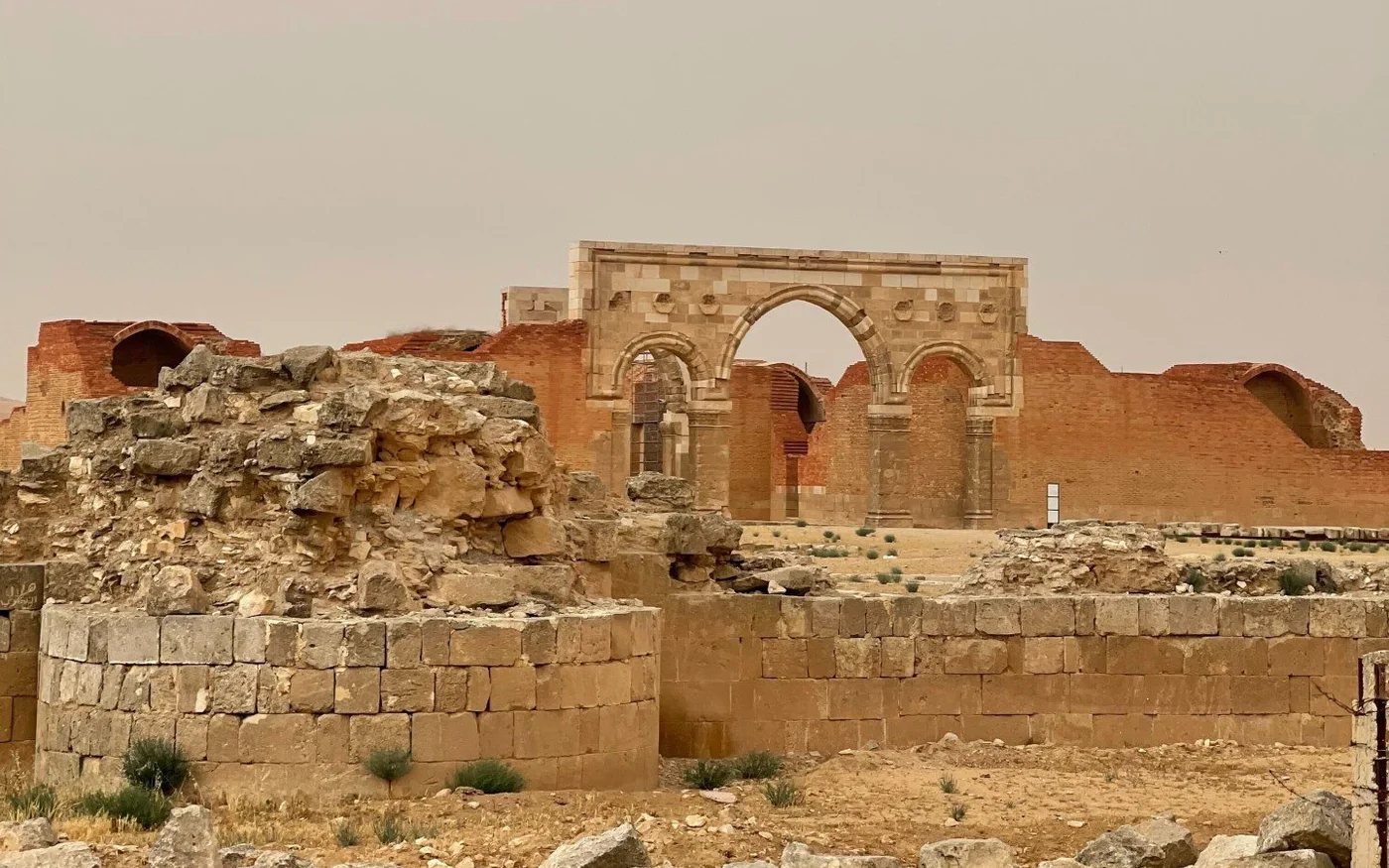 Qasr Mshatta n’a pas été achevé en raison du meurtre de son commanditaire, le calife Walid II (MEE/Rayhan Uddin)