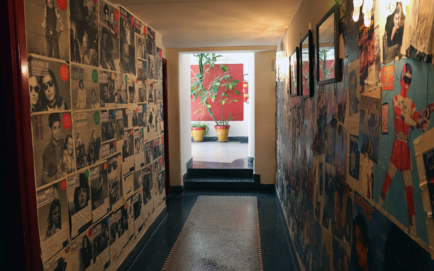 Couloir conduisant à la salle de bain de la Cinémathèque de Tanger 