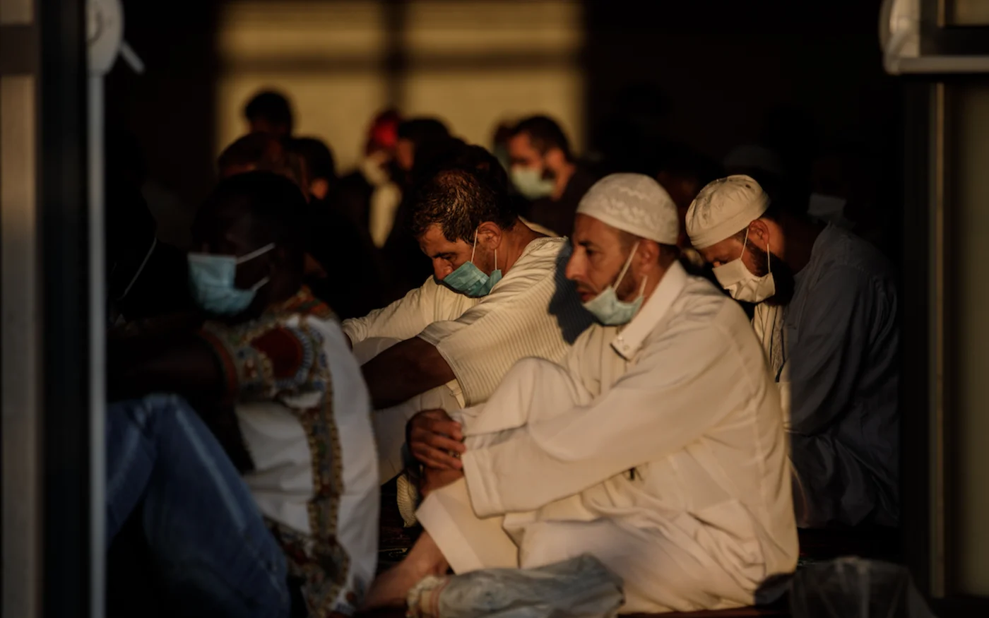 Des fidèles musulmans prient dans une mosquée de la ville de Caen, dans le nord-ouest de la France, le 31 juillet 2020 (AFP)
