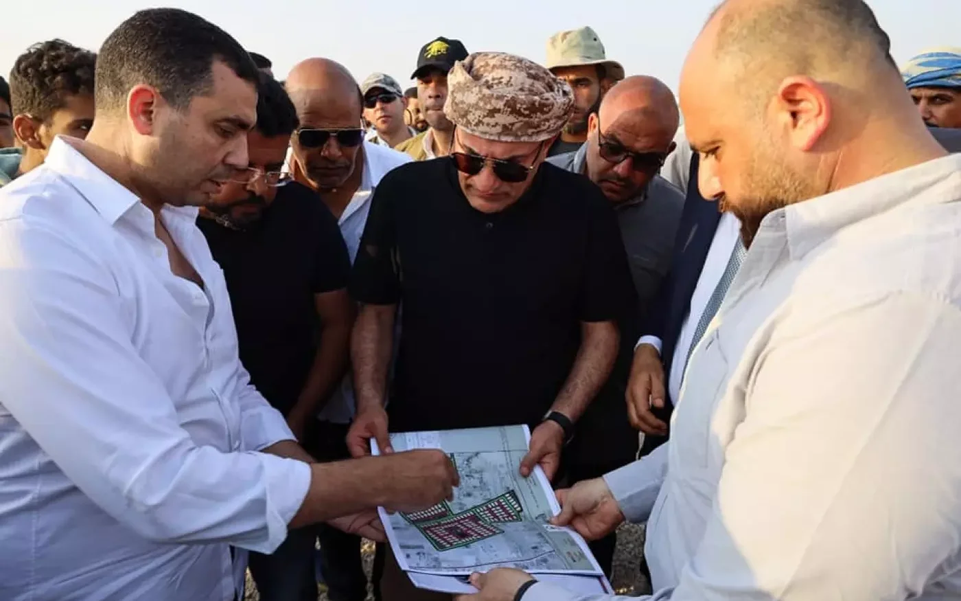 Ibrahim al-Organi regarde les plans pour la construction de la nouvelle ville, Sisi City (Facebook/Alorgani)