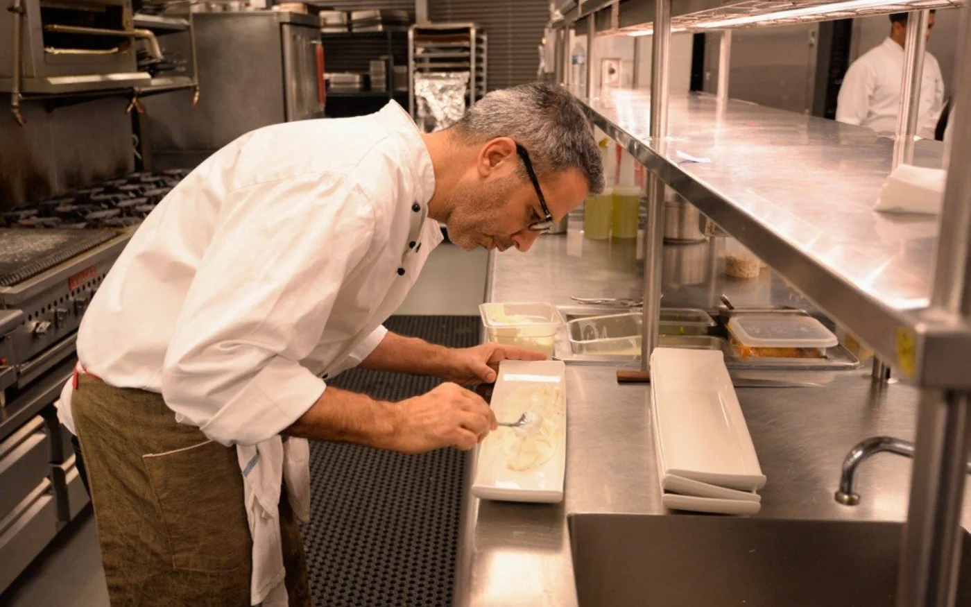Le chef Yotam Ottolenghi prépare des plats à New York, en&nbsp;2014 (AFP)