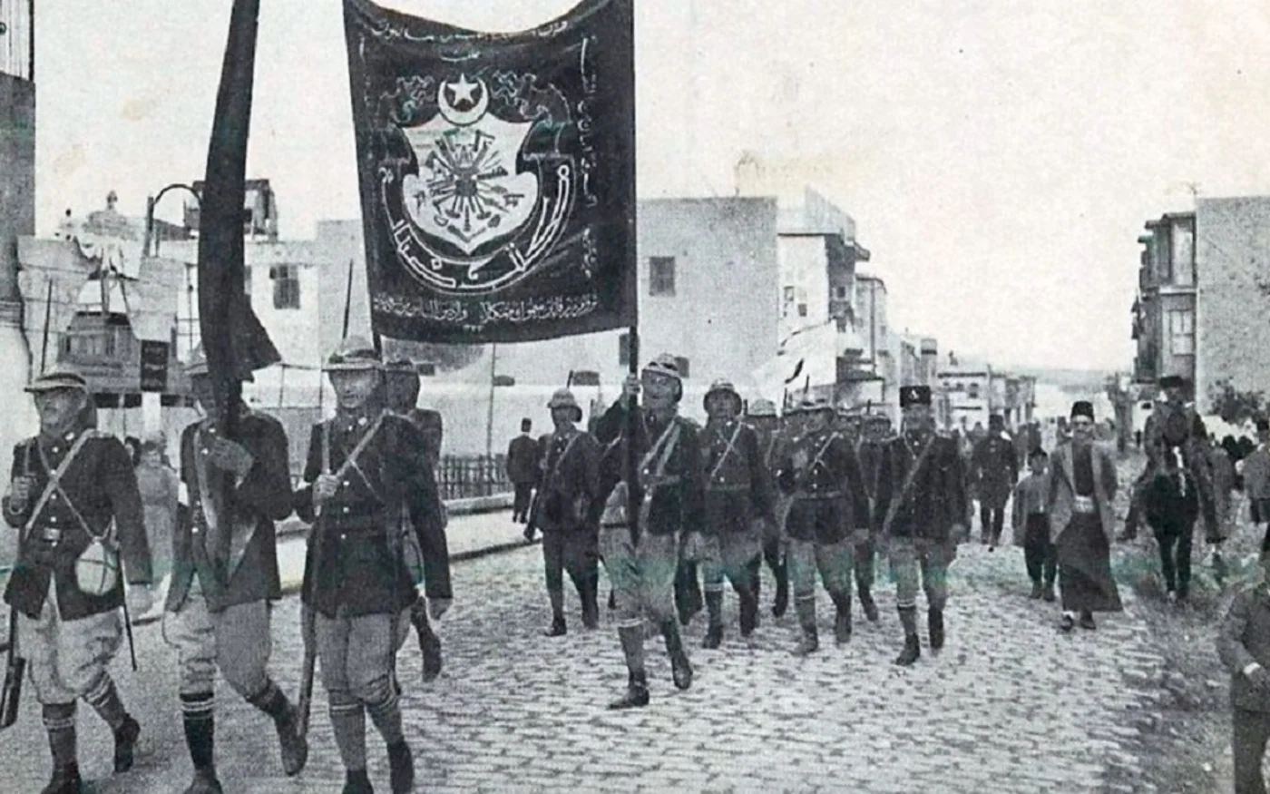 Des unités militaires ottomanes défilent en Syrie ; de nombreux Syriens ont quitté leur pays pour tenter d’échapper à la domination turque (domaine public)