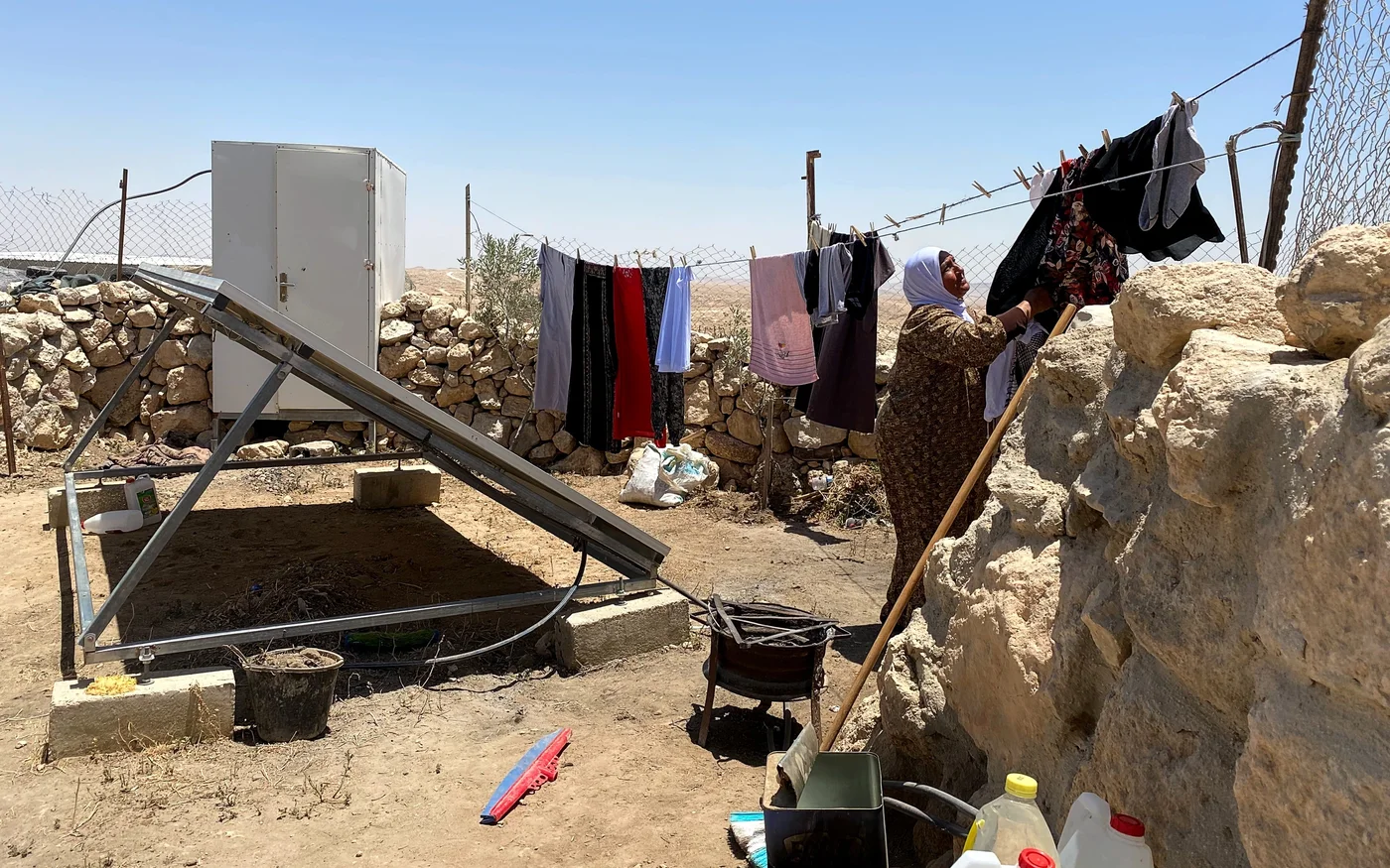 Une Palestinienne étend son linge chez elle dans le village de Janba, le 19 juin 2022 (MEE/Shatha Hammad)