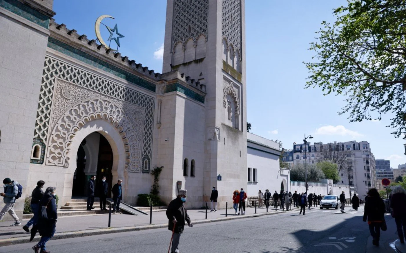 Des personnes marchent devant la Grande Mosquée de Paris, le 13&nbsp;avril&nbsp;2021 (AFP)