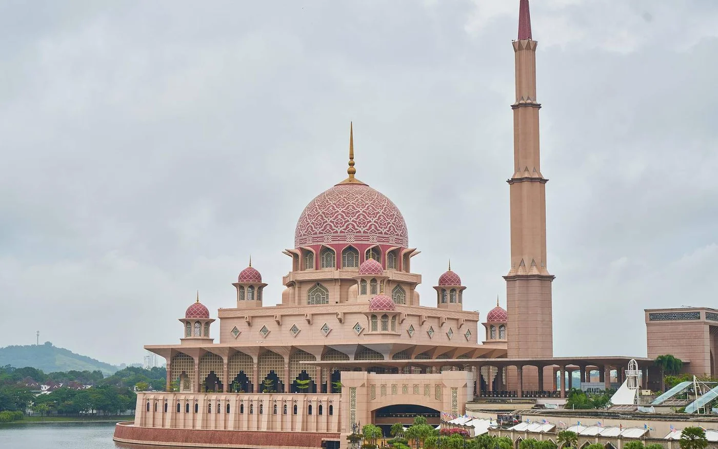 La mosquée Putra n’est pas la seule mosquée rose au monde ; il y a notamment la mosquée Nasir al-Mulk à Shiraz, en Iran, et la mosquée Maguindanao aux Philippines (Creative Commons)