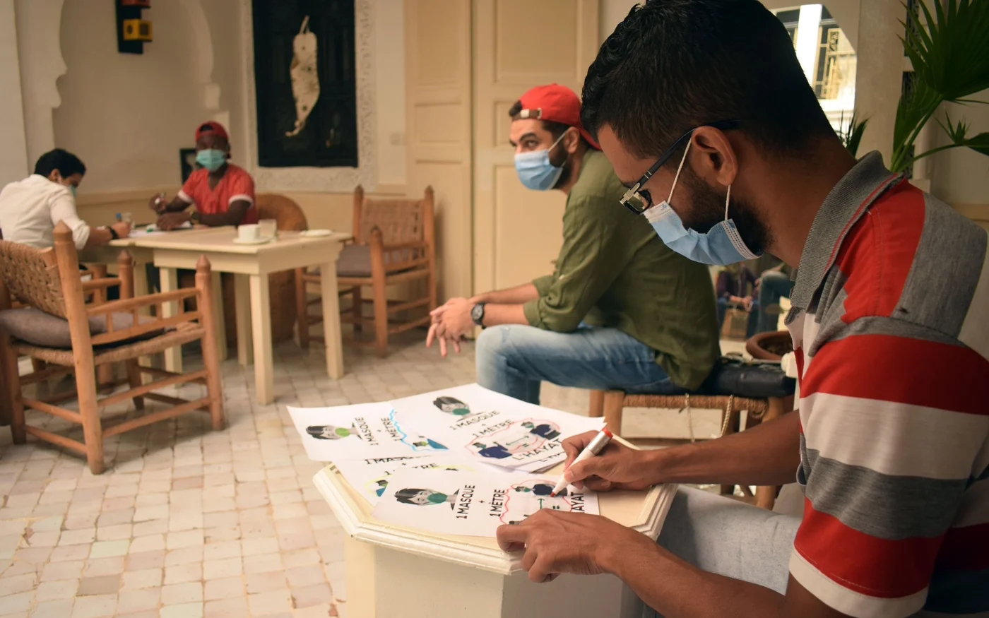 Au QG de Kech’Jeunesse, les jeunes préparent leur sortie : retouche d’affichettes à distribuer, rodage du discours... (MEE/Tiphaine Ruppert-Abbadi)