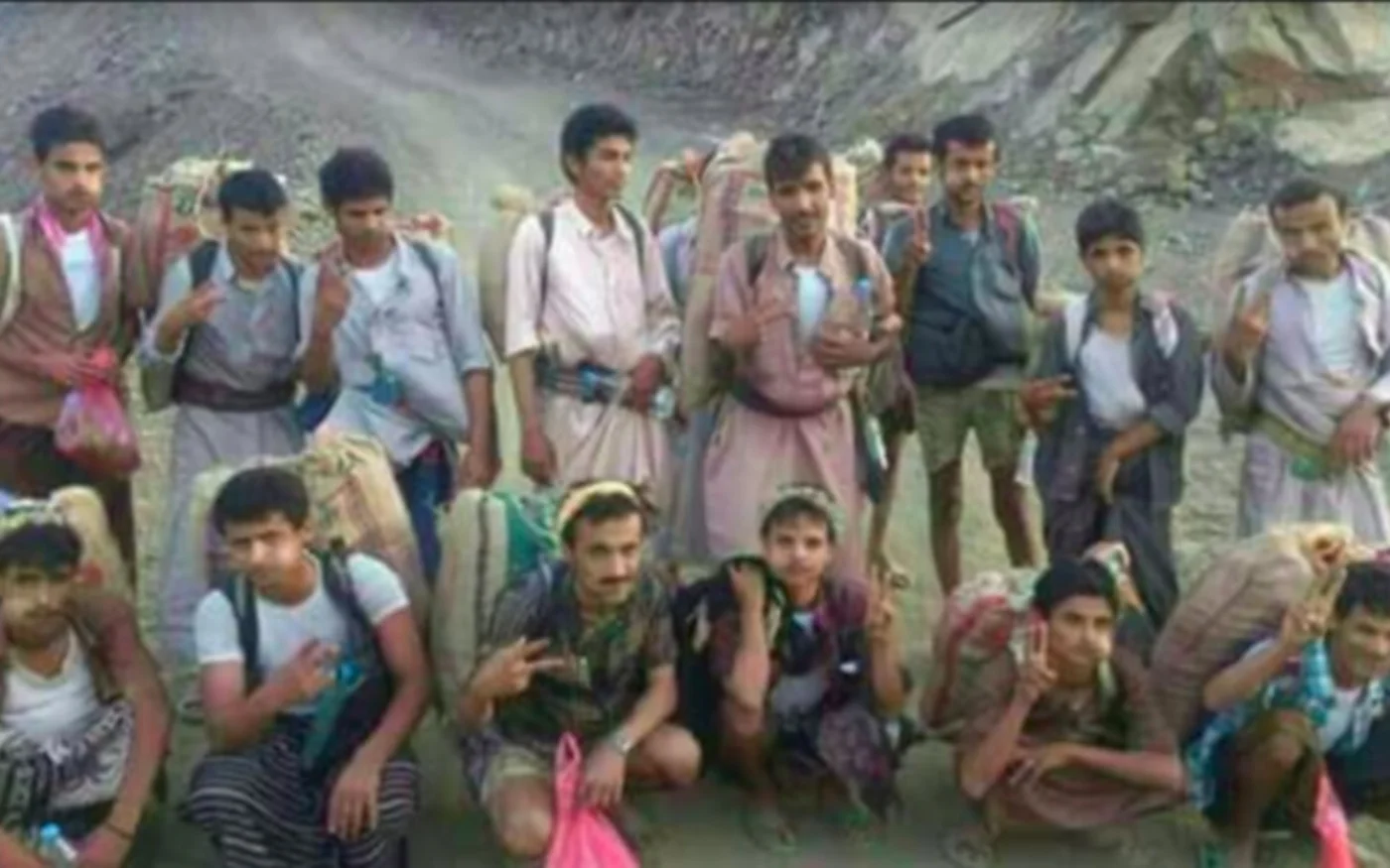 Des passeurs de khat à la périphérie du marché d’al-Thabet, à la frontière entre le Yémen et l’Arabie saoudite, posent pour une photo de groupe (MEE/Mohammed al-Hassani)