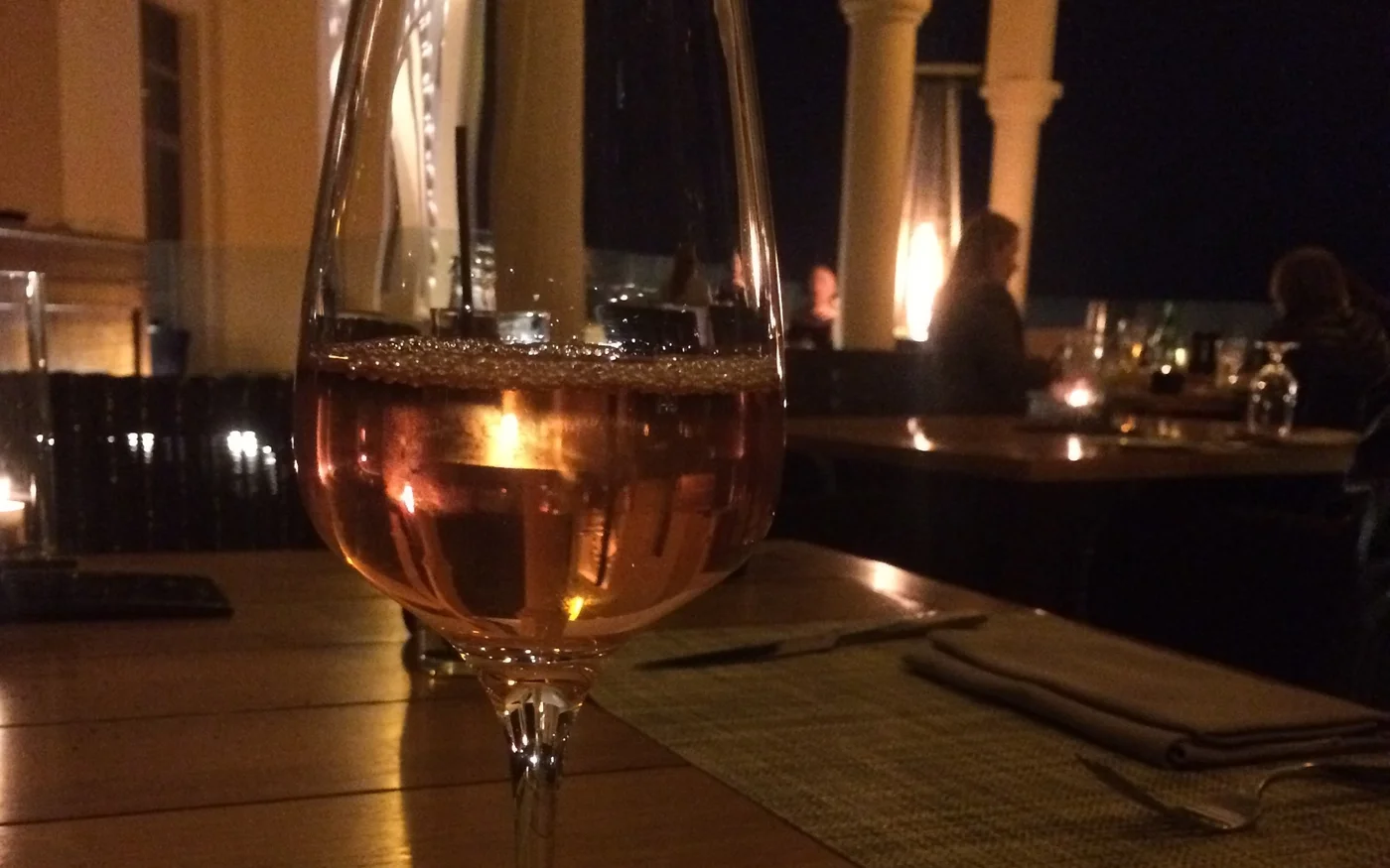 Au Qatar, les touristes peuvent boire dans une dizaine d’hôtels et clubs autorisés, comme ici à l’hôtel Saint Régis de Doha, où une pinte de bière/un verre de vin peut coûter jusqu’à 18 dollars (MEE/Roxanne D’Arco)