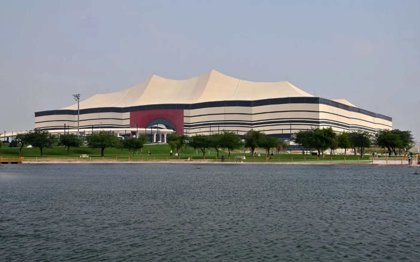 L’architecture du stade al-Bayt s’inspire des tentes des Bédouins du désert (AFP/Giuseppe Cacace)