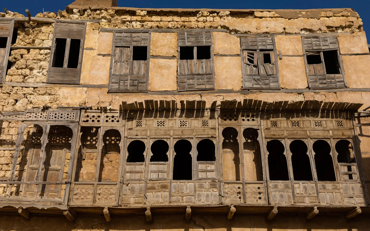 Une maison délabrée en Arabie saoudite met en lumière le style d’encadrement appelé rawashin (Reuters)