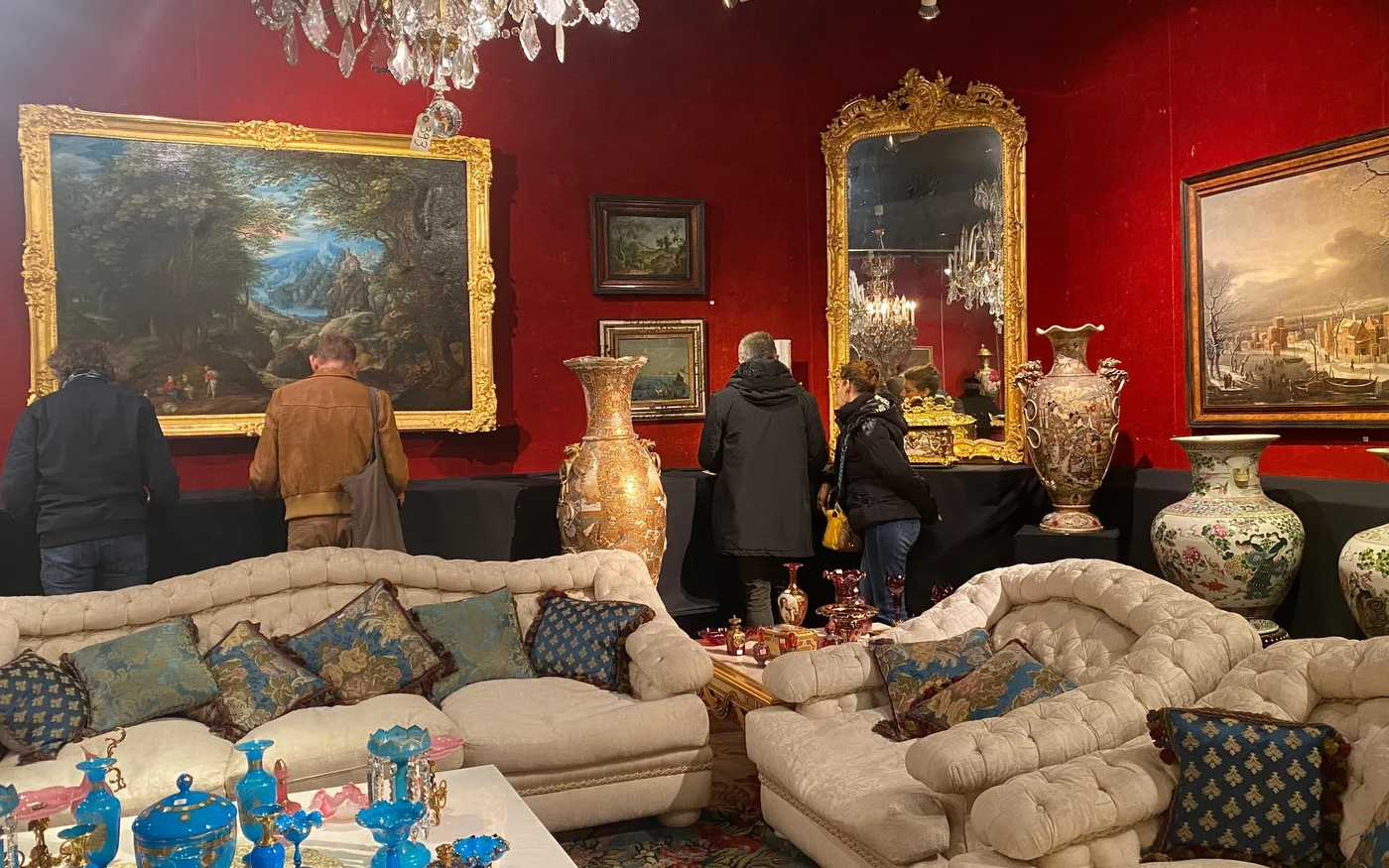Parmi les objets mis aux enchères par Ader figurent des sofas, des tables, des tableaux, des chandeliers, de la vaisselle en porcelaine et des tapis (Céline Martelet/MEE)