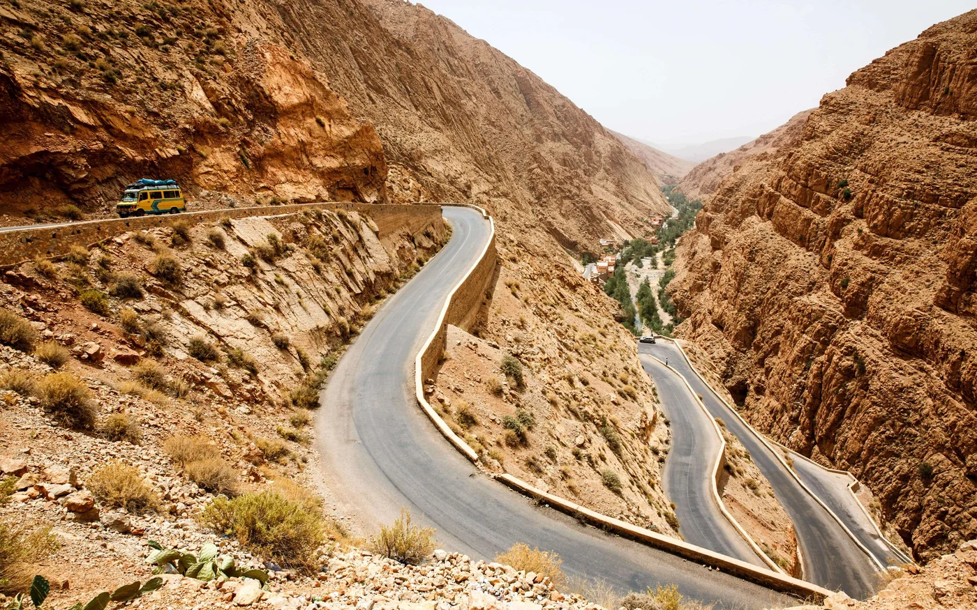 Un minivan se fraye un chemin dans les lacets escarpés des gorges du Dadès (Reuters)
