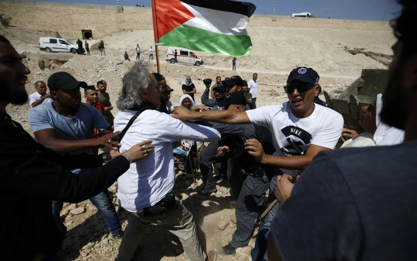 Échauffourées entre les forces israéliennes et Frank Romano (chemise blanche, à gauche) et d’autres manifestants, le 14 septembre 2018 à Khan al-Ahmar (AFP)