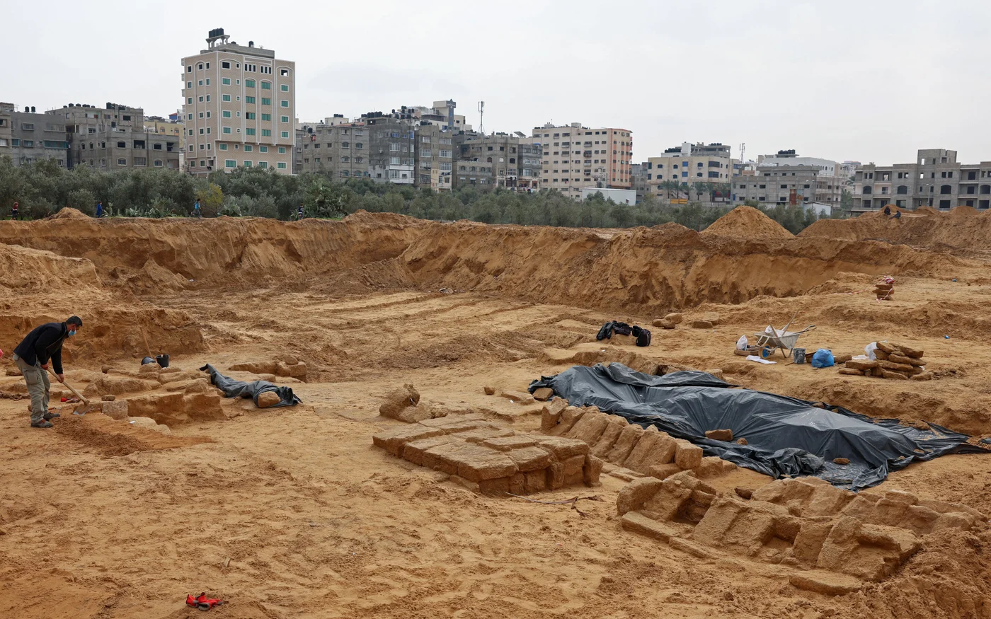 Cimetière romain contenant des tombes richement décorées, à Beit Lahia, dans le nord de la bande de Gaza, le 20 février 2022 (AFP)