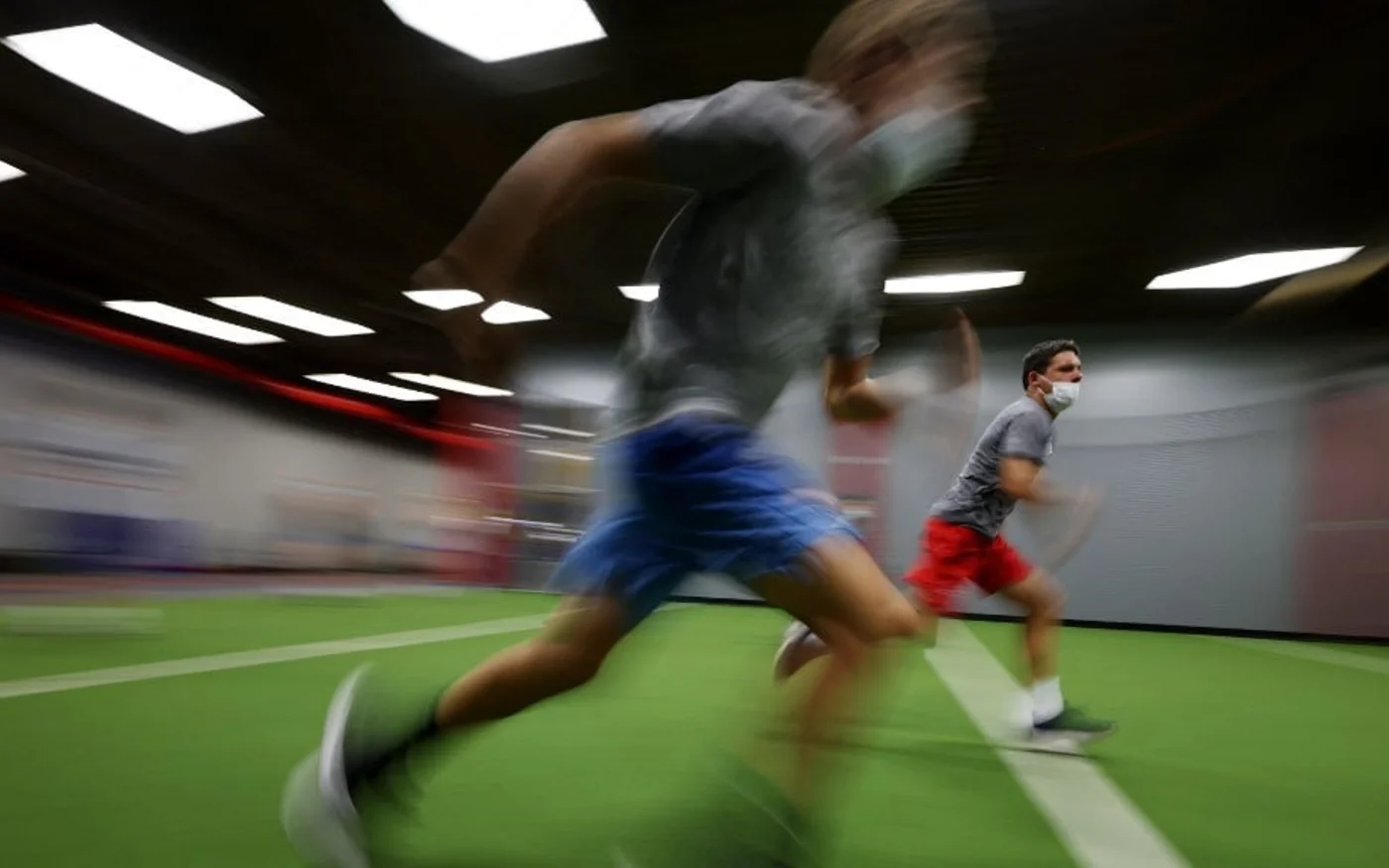 Les spécialistes suggèrent que les gens doivent écouter leur corps et ne pas s’épuiser (AFP)