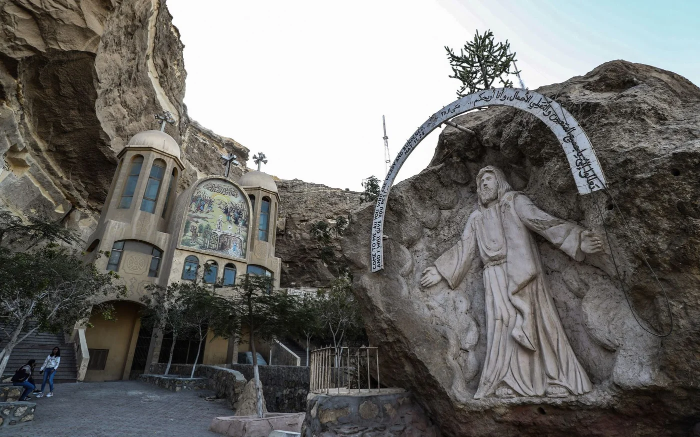 Des enfants jouent près de l’entrée du monastère Saint-Simon (AFP/Mohamed el-Shahed)