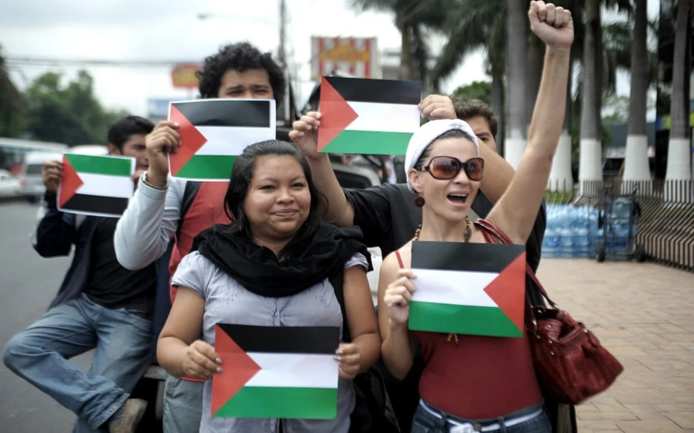 Manifestation propalestinienne devant l’ambassade d’Israël à San Salvador, le 4 juin 2010 (AFP)