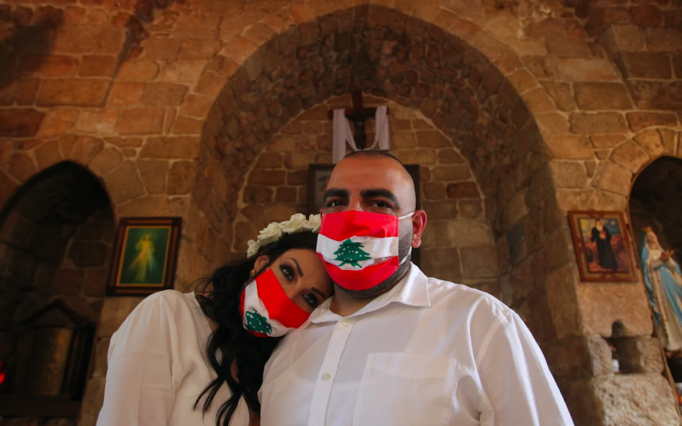 Les mariés Joanna et Marc, lors de leur cérémonie de mariage, à l'église Saint Georges dans la région de Hadath, à l'est de la capitale Beyrouth, le 18 avril 2020 (AFP)