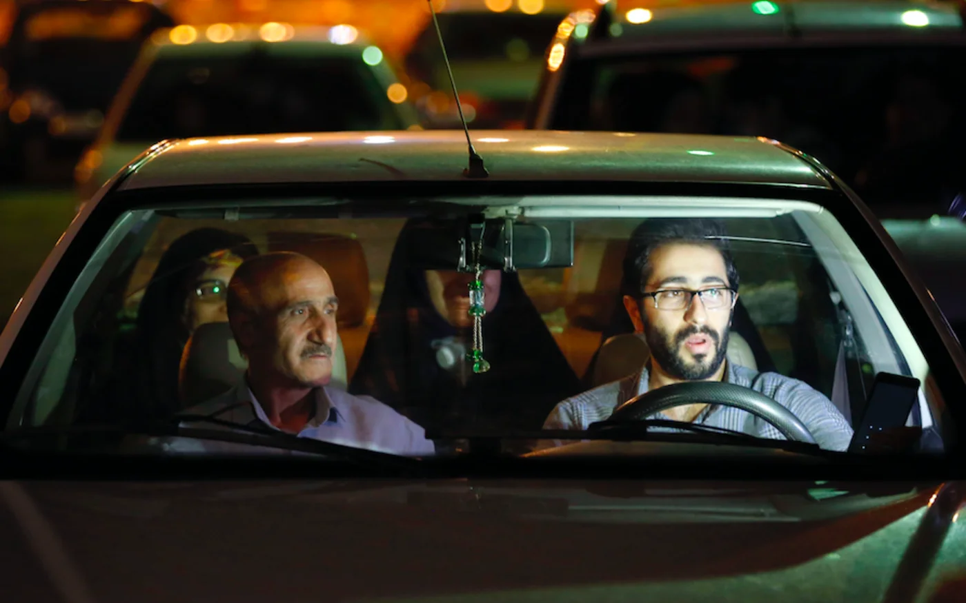 Des Iraniens assistent à une cérémonie religieuse en plein mois de Ramadan, sur un parking de Téhéran, le 30 avril 2020 (AFP)